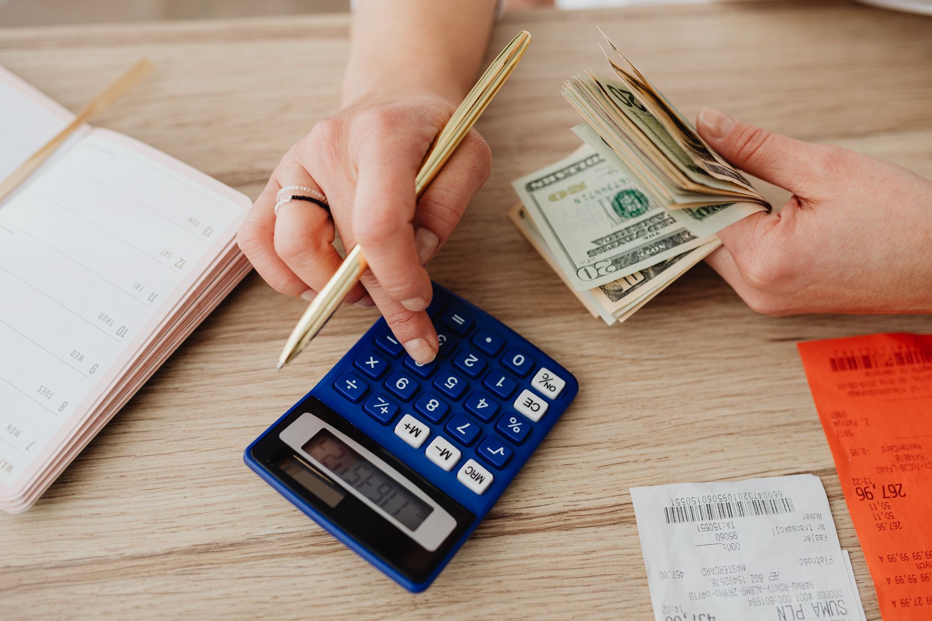 How to survive the economic crunch by means of binary trade?